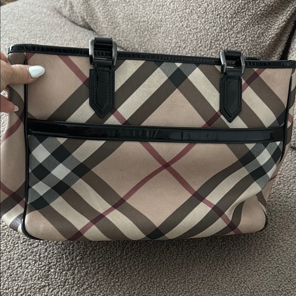 Burberry Cream and Black Shoulder Bag with Timeless Elegance - Picture 1 of 9